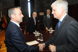 Estrechando la mano de José Miguel Pérez